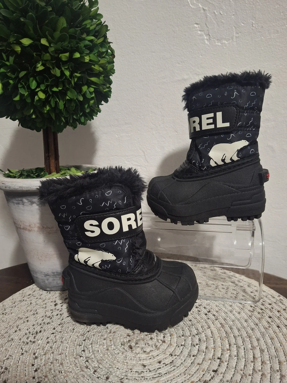 Sorel Kids' Black Winter Boots with Faux Fur Trim Size 5.
